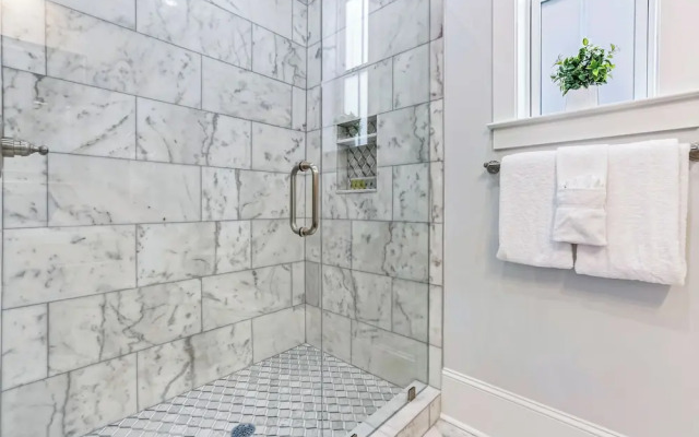 Spacious 4BR Condo with Pool