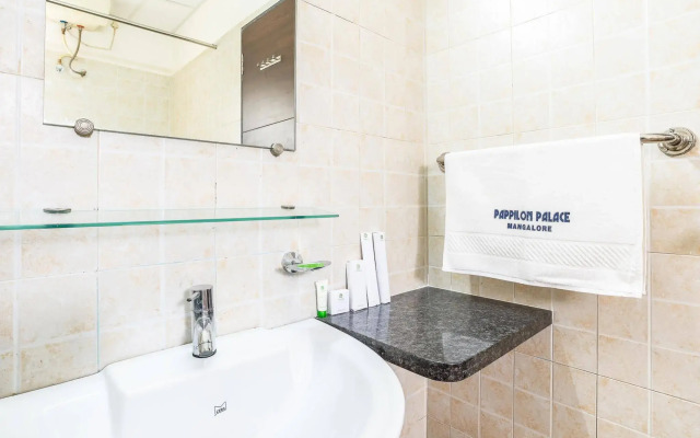 Treebo Pappilon Palace - PVS Circle