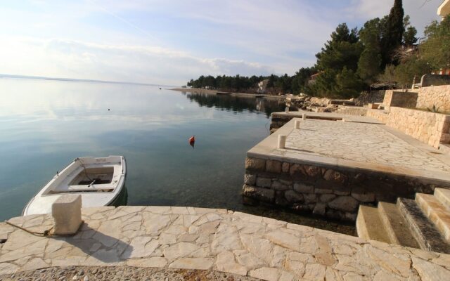 Authentic Holiday House in Quiet Area, Only 30m From Beautiful Pebble Beach