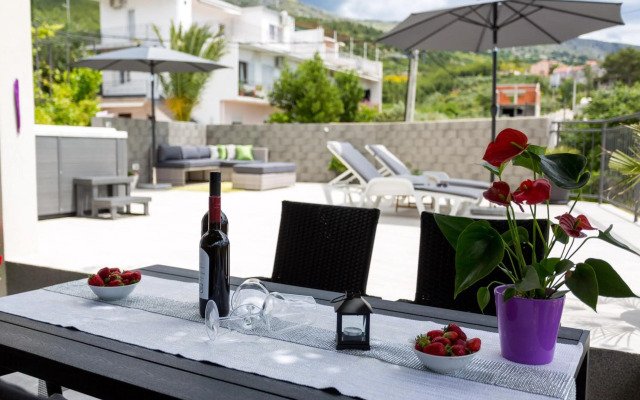 Apartments Lidija - see view with private hot tub and split level apartment with garden