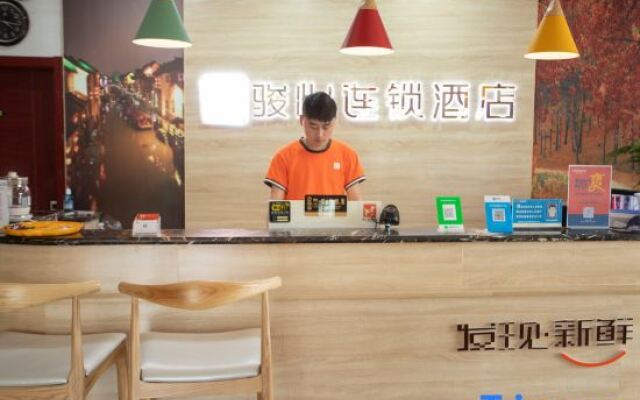 Junyi Chain Hotel (Nanjing South Railway Station Hongyun Avenue Subway Station)