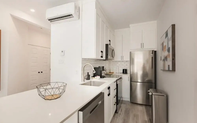 M11 Gorgeous Modern 2BR Sofabed Heart of Plateau