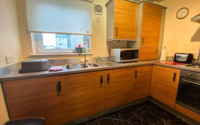 Glasgow Ellerslie Path 2bd Home - Parking