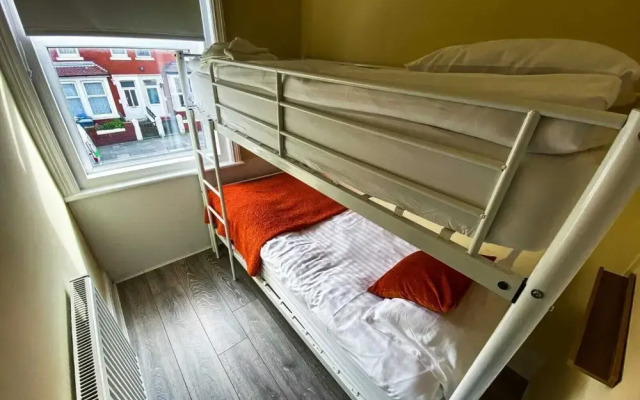 Tulip House Sasco Apartments