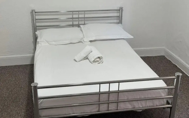 Central 4 Bed House - Sleeps 8 & Free Parking