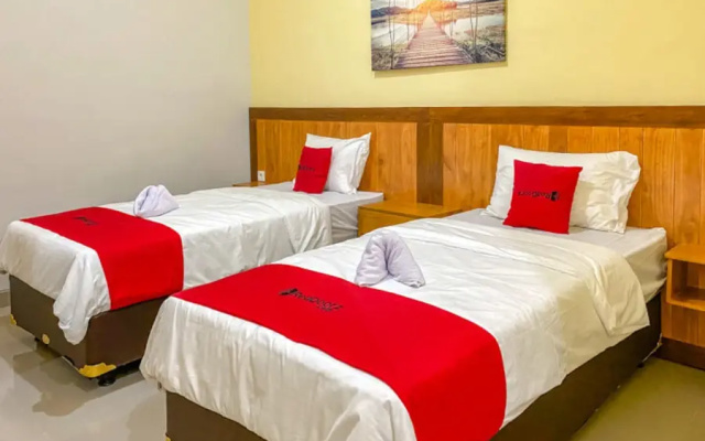 RedDoorz Syariah near Taman Bunga Adipura Sampang