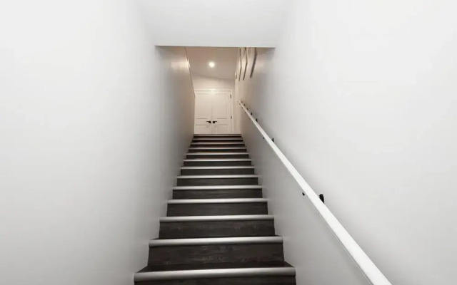 Gorgeous 2-bedrooms Duplex Upper Unit