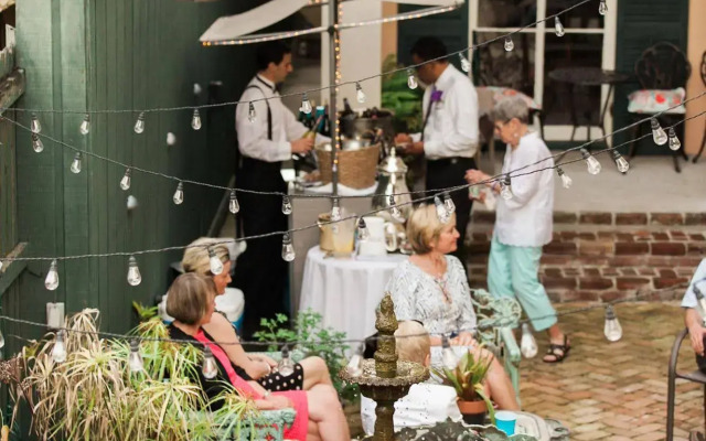Parisian Courtyard Inn