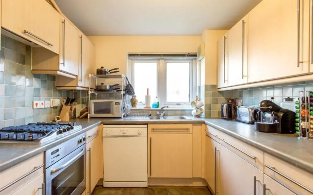 Central & stylish 3 bedroom, 2 bath, free parking