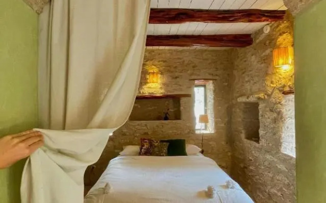 Atlantis 12, Maison d'hôtes et d'art