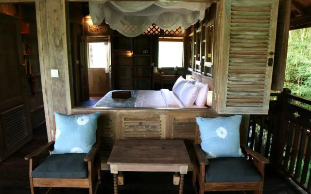 Artist Eco Villa With Wood And Clay