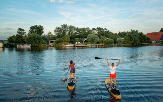 Swarm - 3 Waterlodges Naast Elkaar in Friesland