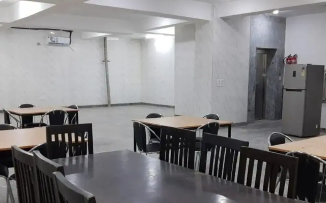 Abuzz Oxfordcaps Roopnagar - Campus Accommodation