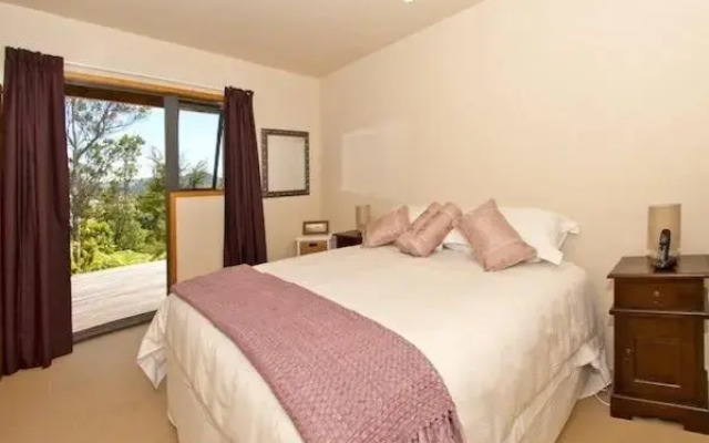 Treetop Oasis - Tairua Executive Holiday Home