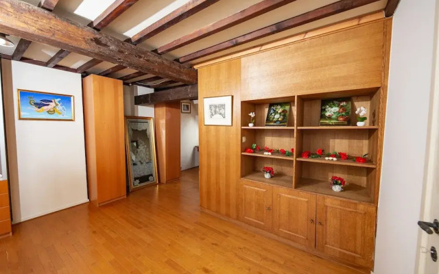 Unique Apartment In Historic Mansion