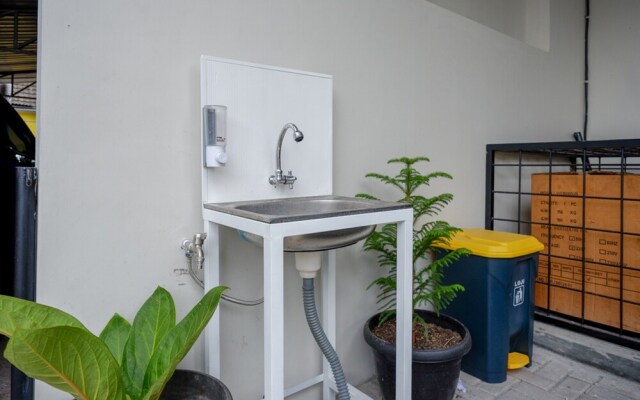 Kurnia Guest House by RedDoorz