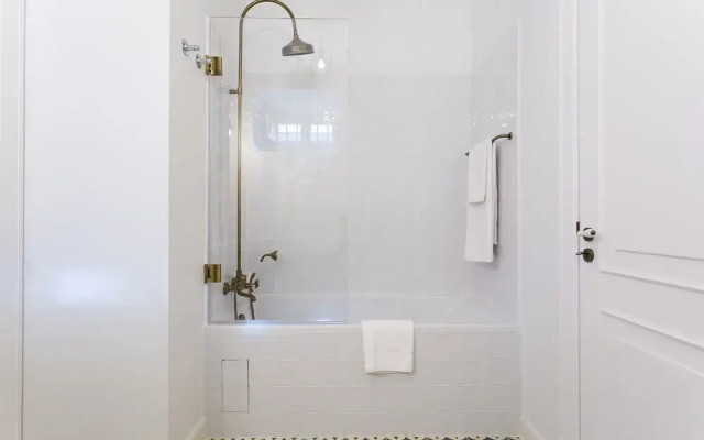 JOIVY Stunning 2BR Apt w/garden, by the Avenida subway & Botanical Garden of Lisbon