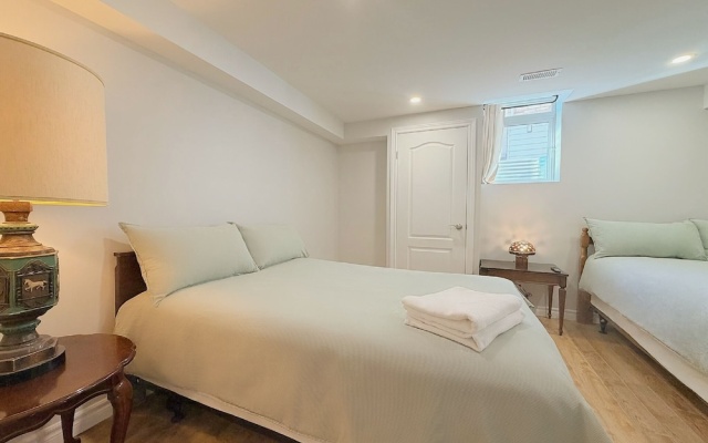 Cozy Rooms in Bright Walkout Suite - Newly Renovated 2026