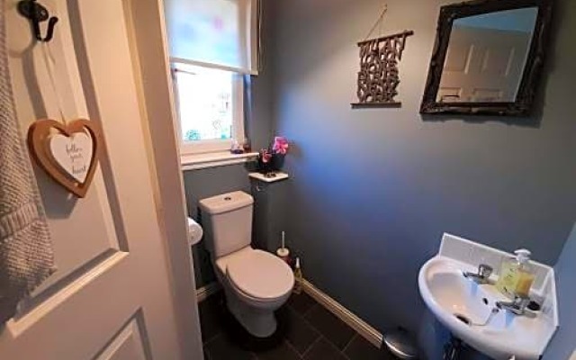 2bed Guest Wing - Charming Glasgow Villa - off M8 M80