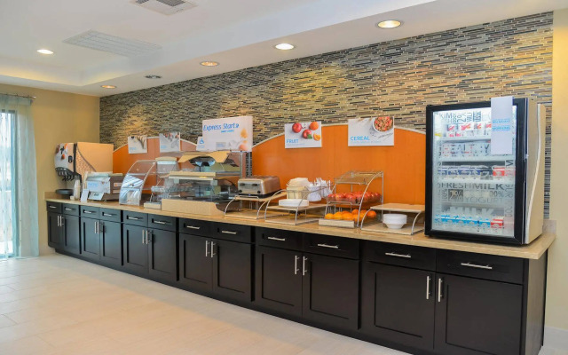 Holiday Inn Express & Suites Cuero by IHG