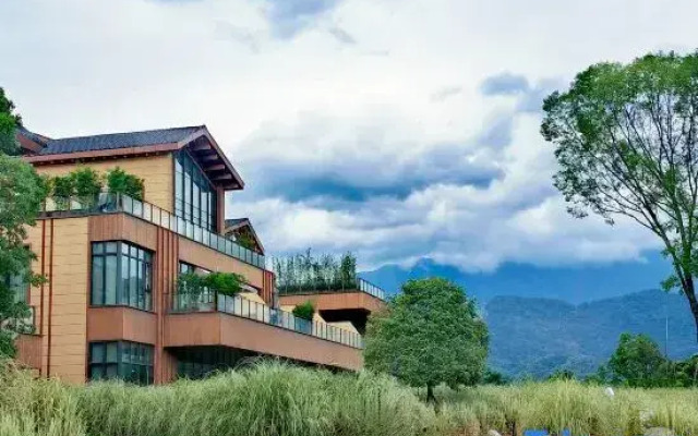 Qingcheng Mountain flowers fall twelve courtyard