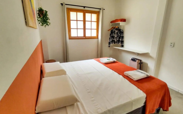 Casa de Tijolinho com Netflix e estacionamento