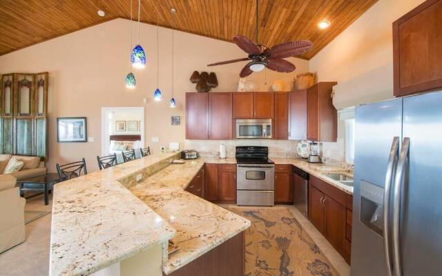 Peaceful Ocean Front Beach House in Bodden Town
