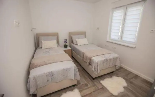 Villa S