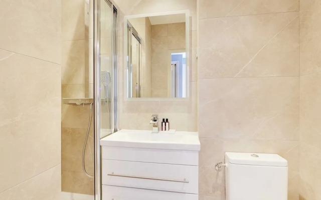 Modern Apartment With Balcony - 2br/6p- Roquette