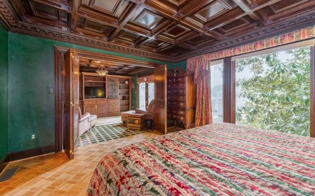 Magnificant & Private Lakefront 5 Bedroom Home