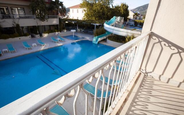 1 Room, Luxury shared pool apartment