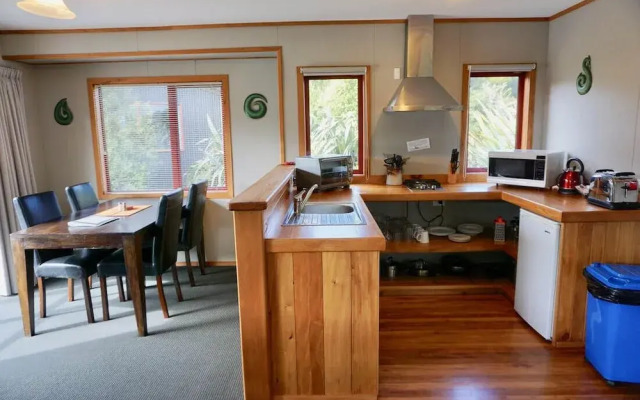 Whistling Frog Cafe & Accommodation