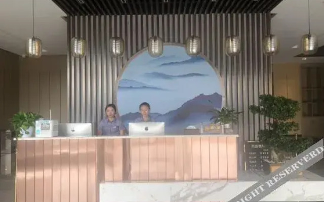 Shuangjiang Platinum Hotel(双江铂金酒店)