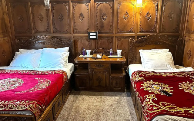 Mascot Houseboats