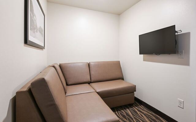 Cobblestone Hotel & Suites - Central Wisconsin Airport