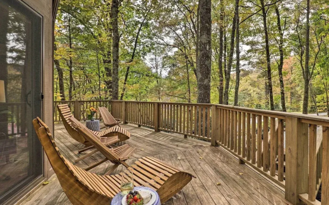 1 Mi to Town: Chalet-style Highlands Retreat
