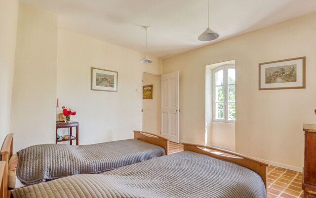 Quaint Holiday Home in Rustrel With Swimming Pool