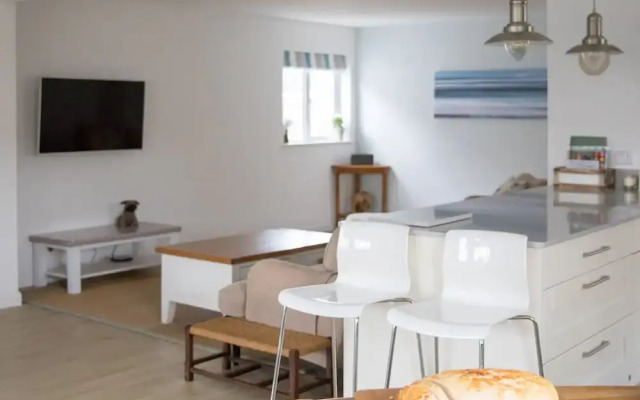 Tranquil Family Retreat 5 min to Beach Garden