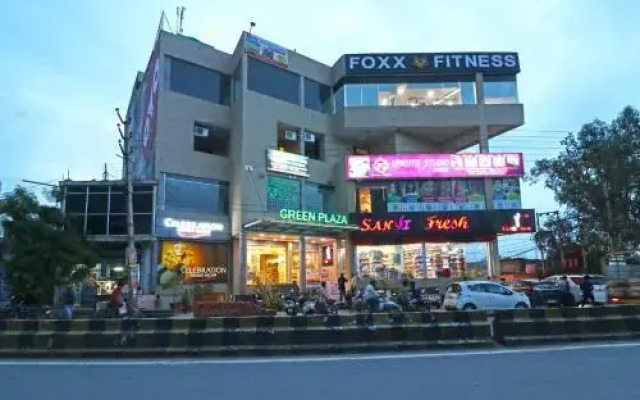 OYO Flagship 15448 Green plaza Sector 10