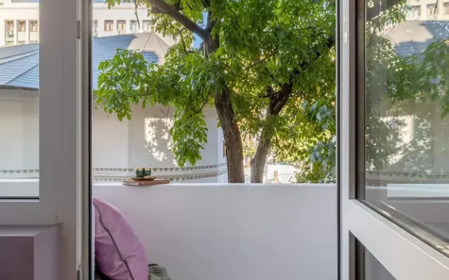 Delightful University Square 1BR, Balcony Church Views