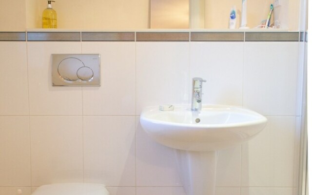 Bright 2 Bedroom Flat With Parking in Oxford