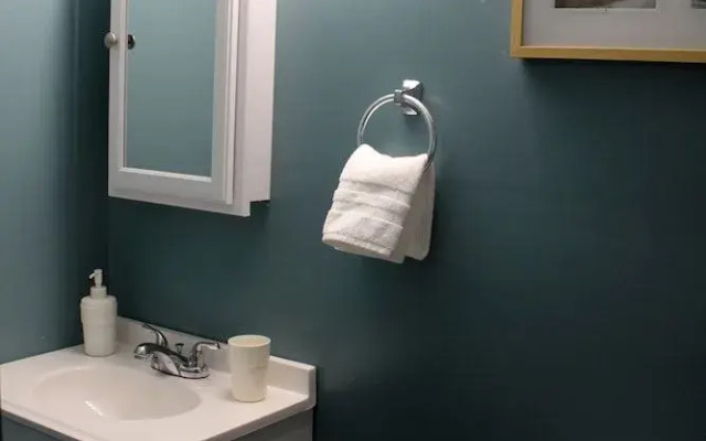 Brighton Retreat (Walk to Metro)