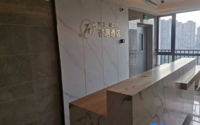 Yiju Hotel (Chengdu Longhu-Xintian Street Institute of Technology)