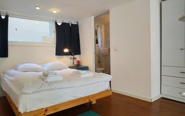AirTLV Centrally Located Studio With Gallery