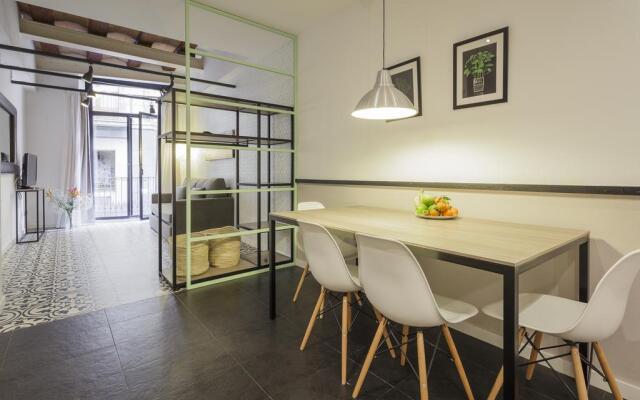 Liceu Apartments by gaiarooms