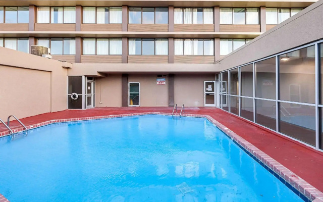 Quality Inn & Suites Cincinnati Downtown
