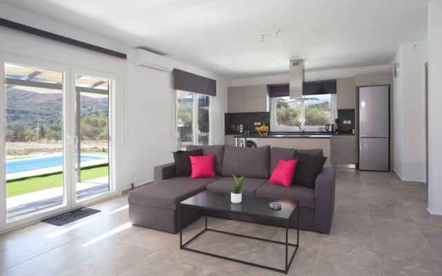 3-bed Villa in Palaioloutra With Private Pool