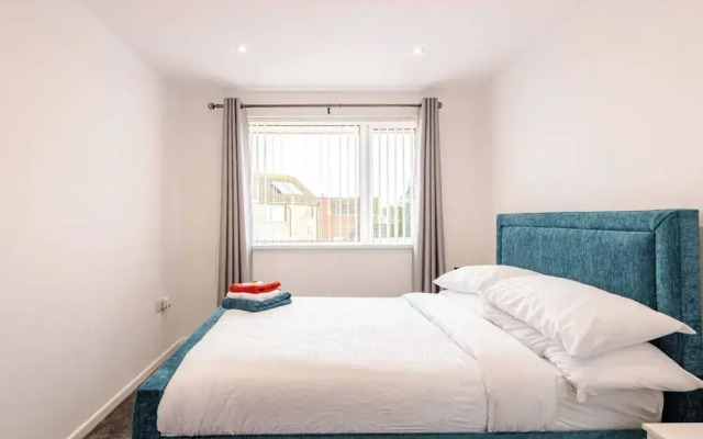 4 bed House - Private Garden - Free Parking