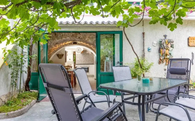 Stylishly Decorated Apartment With Private Terrace