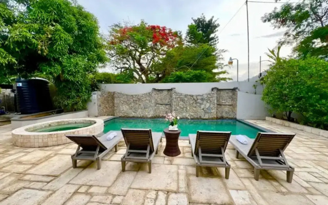 Pool and Jacuzzi Vacation Home